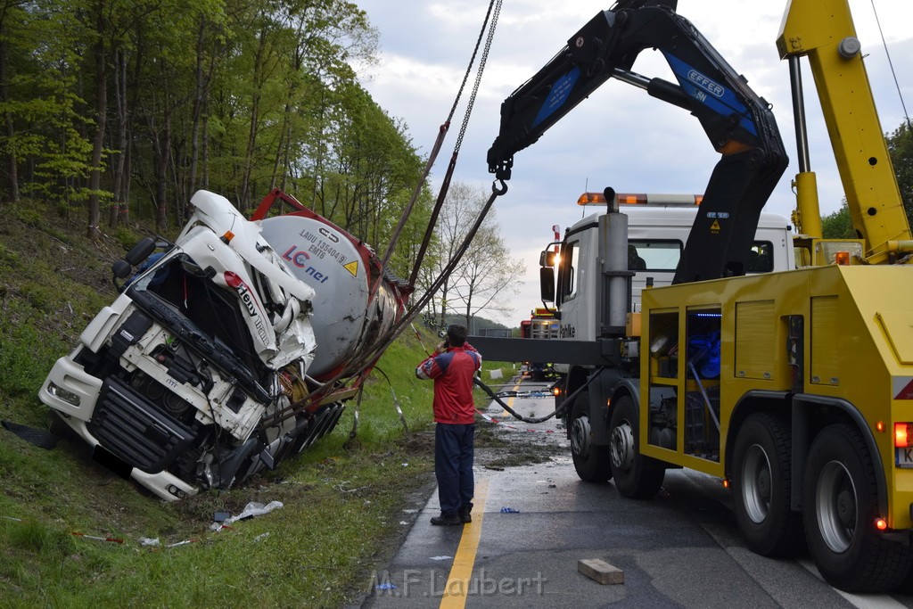 VU Gefahrgut LKW umgestuerzt A 4 Rich Koeln Hoehe AS Gummersbach P433.JPG - Miklos Laubert